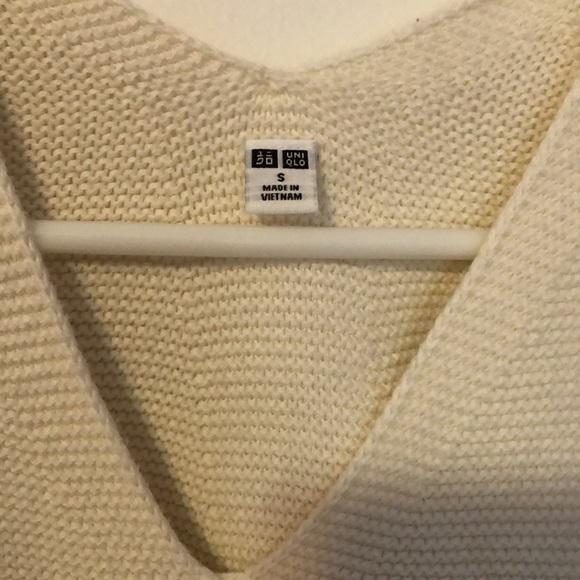 Uniqlo cream coloured v-neck sweater - Picture 2 of 2